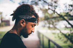 男のほうれい線が目立つ原因と効果的な対策は？
