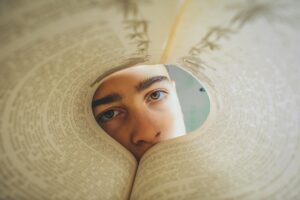 男の顔がベタベタする悩みを改善する方法は？